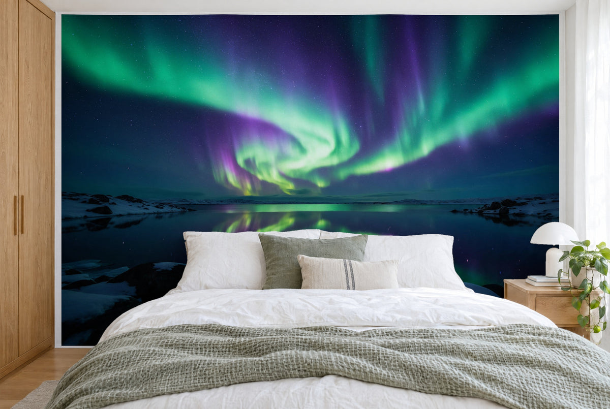 Tela impresa XXL: auroras boreales verdes y violetas en el centro sobre el lago polar en calma, cubre la pared tras la cama