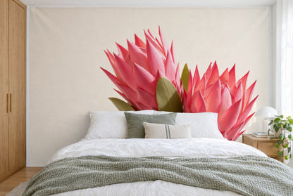 Bedruckter Stoff im XXL-Format: zwei rosa Protea-Blüten rechts der Mitte vor hellem Cremegrund, wandfüllend hinter dem Bett
