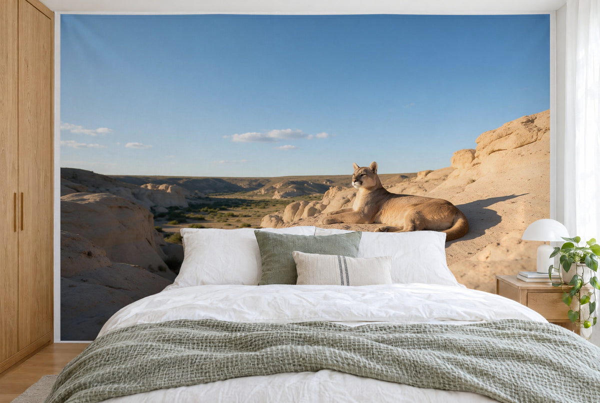 Bedruckter Stoff im XXL-Format: Puma rechts auf hellem Fels, links Tal mit Sträuchern und Himmel, wandfüllend hinter dem Bett