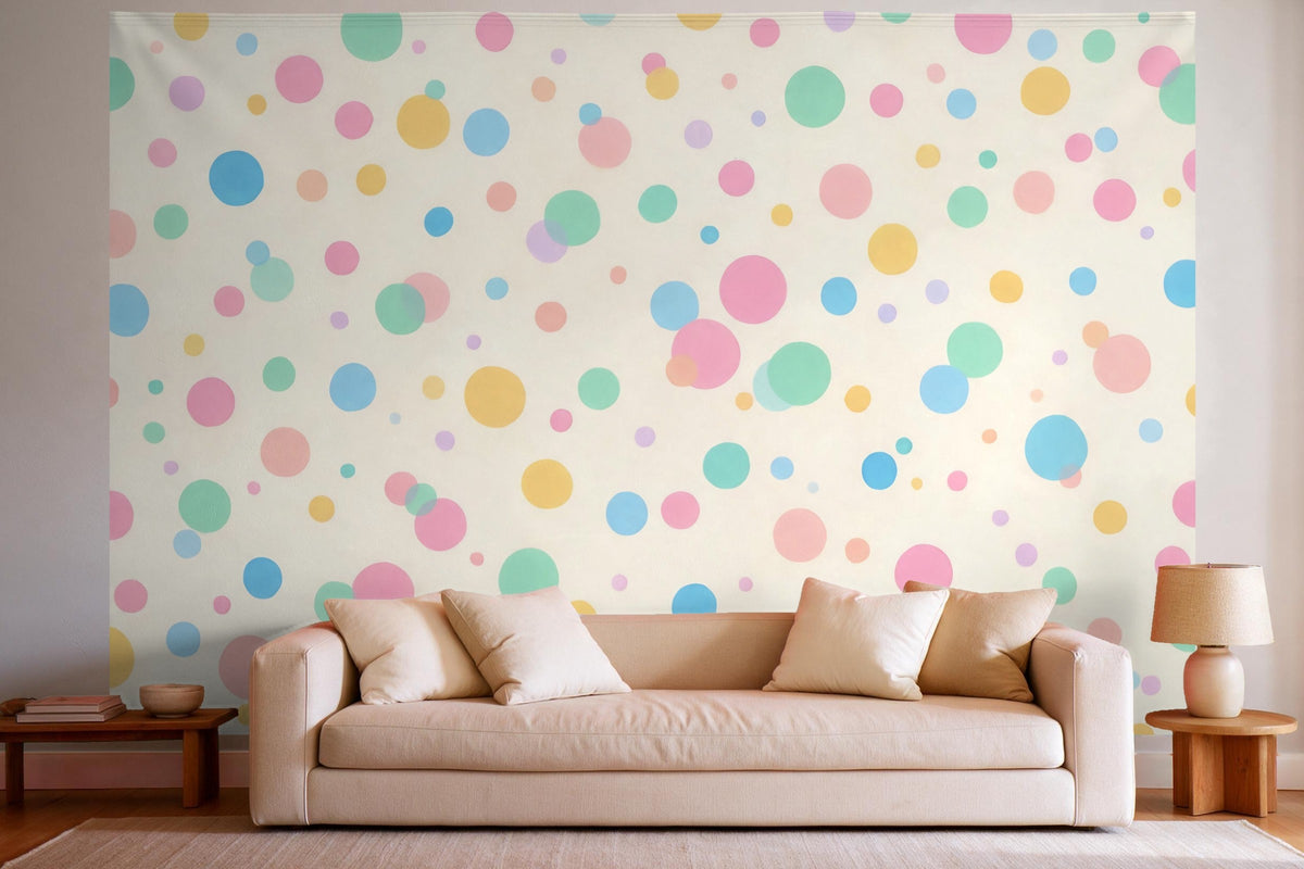 Decoración de pared en un salón luminoso sobre el sofá: tapiz de tela Lunares de colores sobre crema