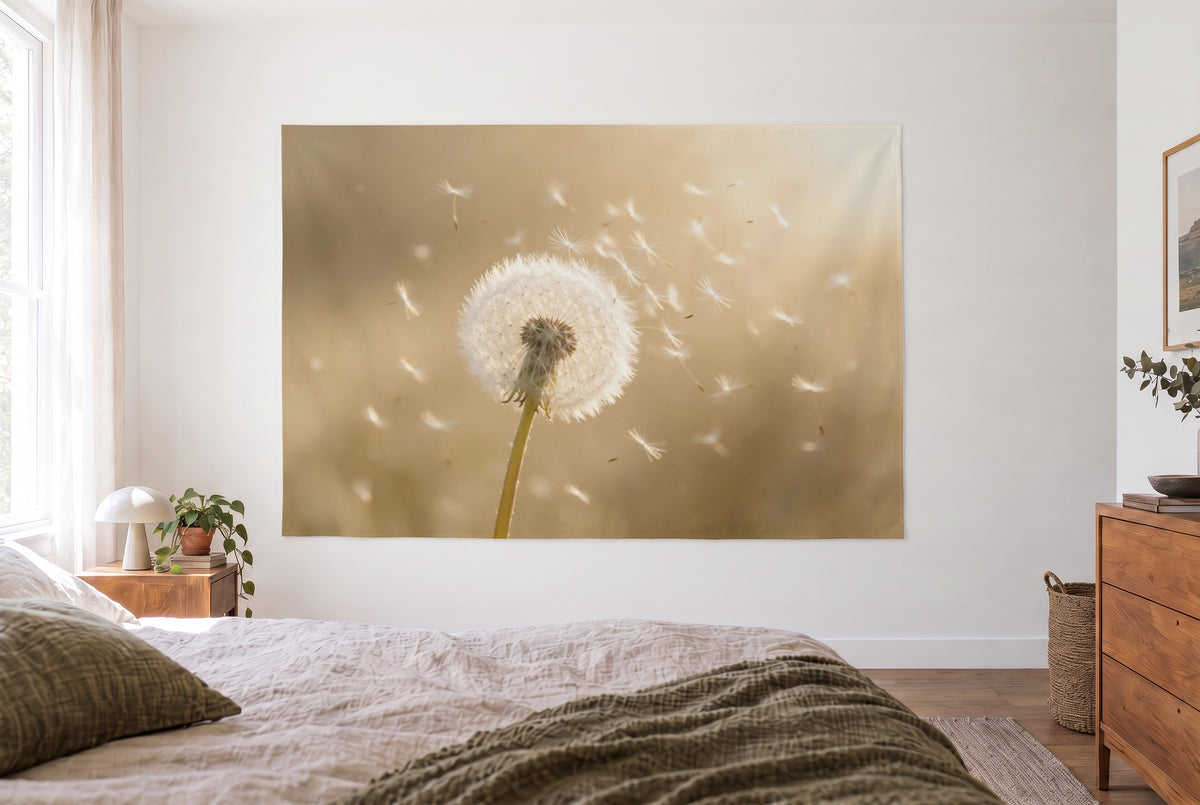 Tenture murale Pissenlit en contre-jour doré dans la chambre claire face au lit, commode en bois à droite – beige doré