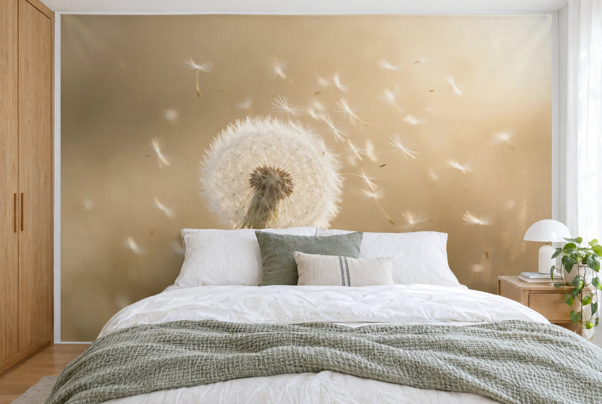 Tissu imprimé XXL : pissenlit blanc à gauche du centre, graines qui s'envolent sur fond doré, sur tout le mur derrière le lit