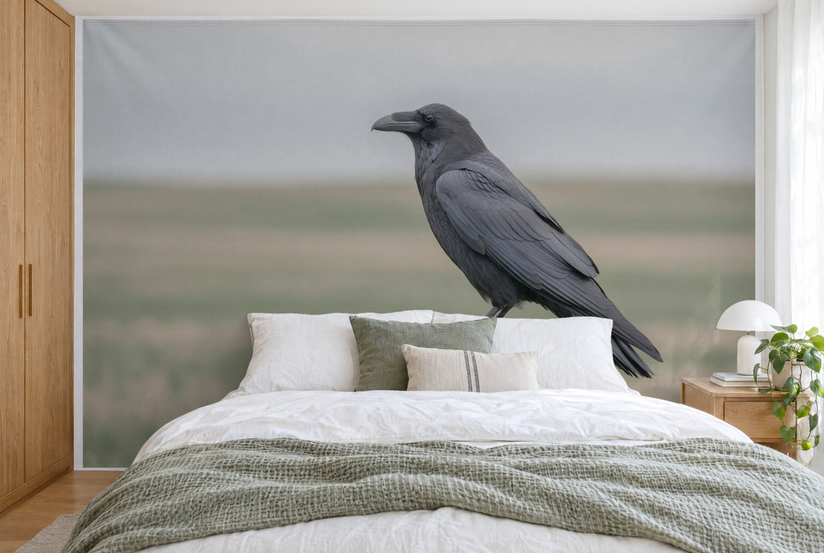 Bedruckter Stoff im XXL-Format: Rabe rechts der Mitte auf Holzpfahl vor Feld und grauem Himmel, wandfüllend hinter dem Bett