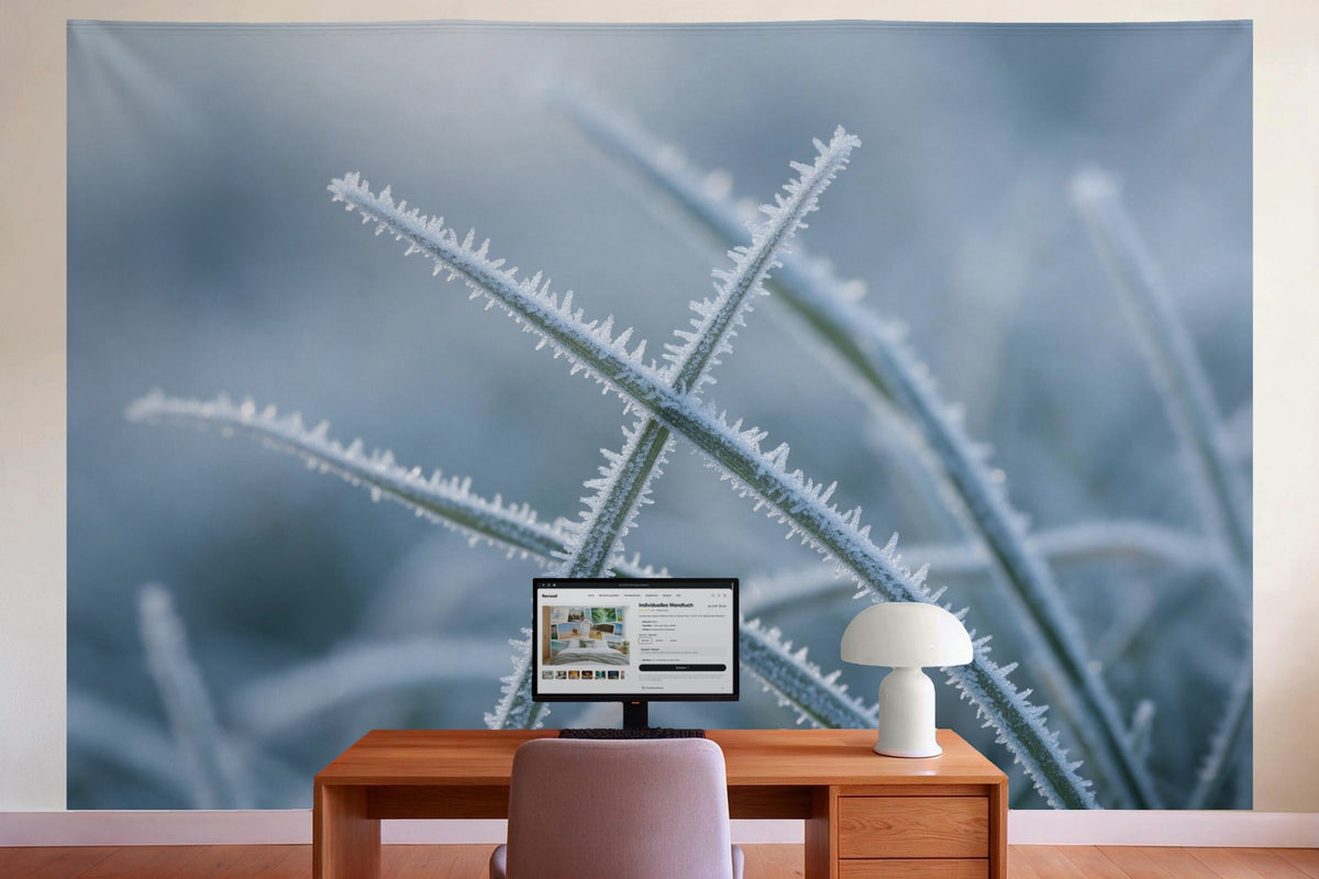 Wanddeko im Büro hinter dem Schreibtisch: Wandtuch Raureif auf Gräsern im Winter, auf Stoff gedruckt