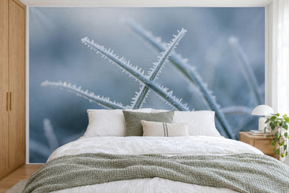 Bedruckter Stoff im XXL-Format: gekreuzte frostige Halme mittig vor unscharfem Eisblau, wandfüllend hinter dem Bett