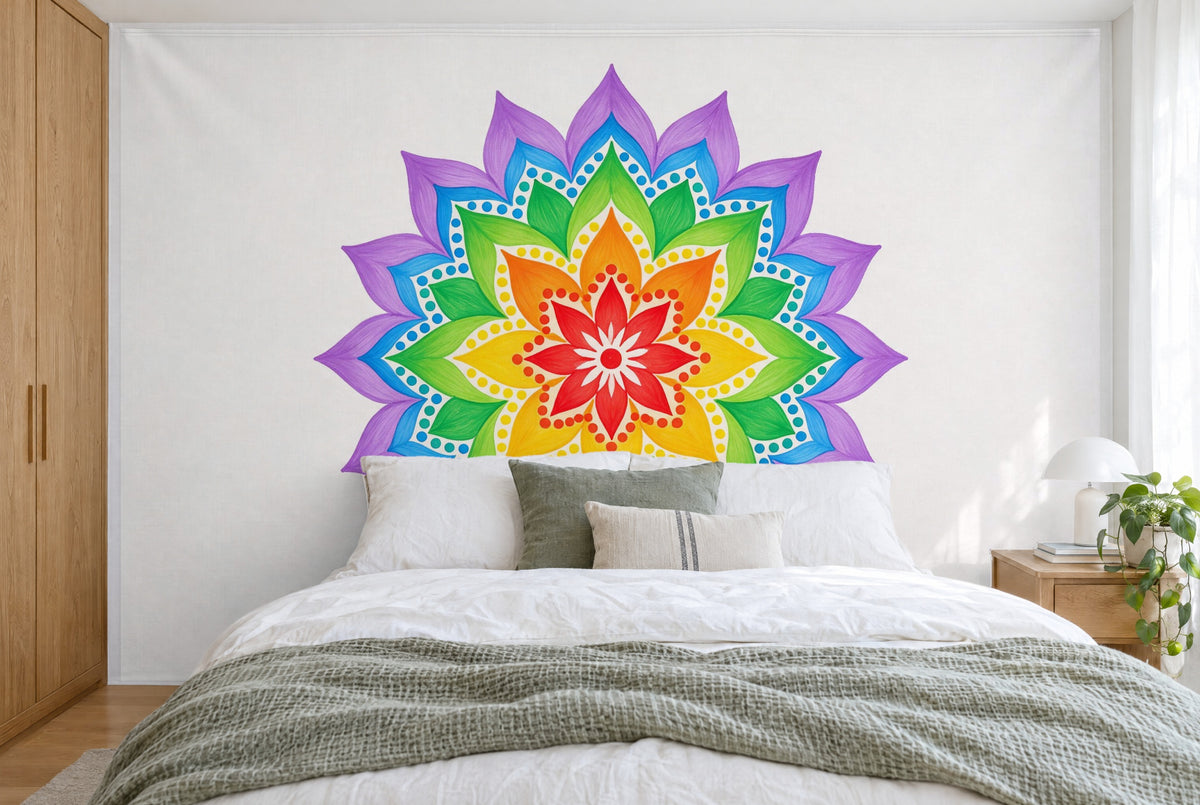 Bedruckter Stoff im XXL-Format: buntes Mandala mittig auf weissem Grund, wandfüllend hinter dem Bett