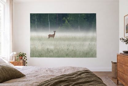Wandtuch Reh im Nebel am Waldrand im hellen Schlafzimmer gegenüber dem Bett, rechts eine Holzkommode – Grün und Braun