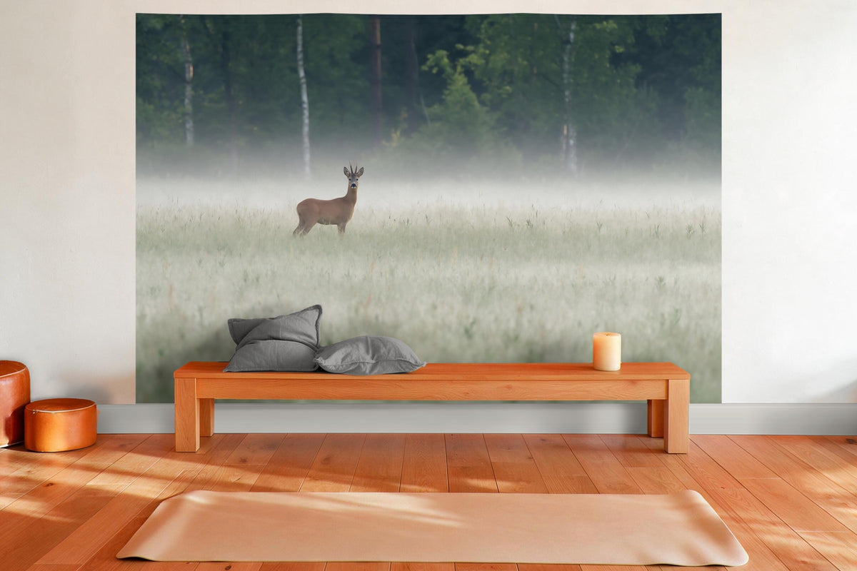 Decoración de pared en una sala de yoga: tapiz de tela Corzo en la niebla al borde del bosque