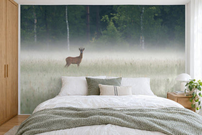 Bedruckter Stoff im XXL-Format: Reh links auf der Wiese im Bodennebel am Waldrand, wandfüllend hinter dem Bett