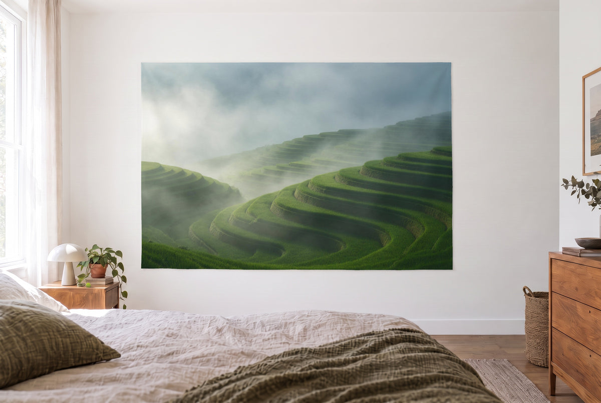 Tapiz terrazas de arroz en niebla matinal, dormitorio claro frente a la cama, cómoda de madera a la derecha – verde y gris