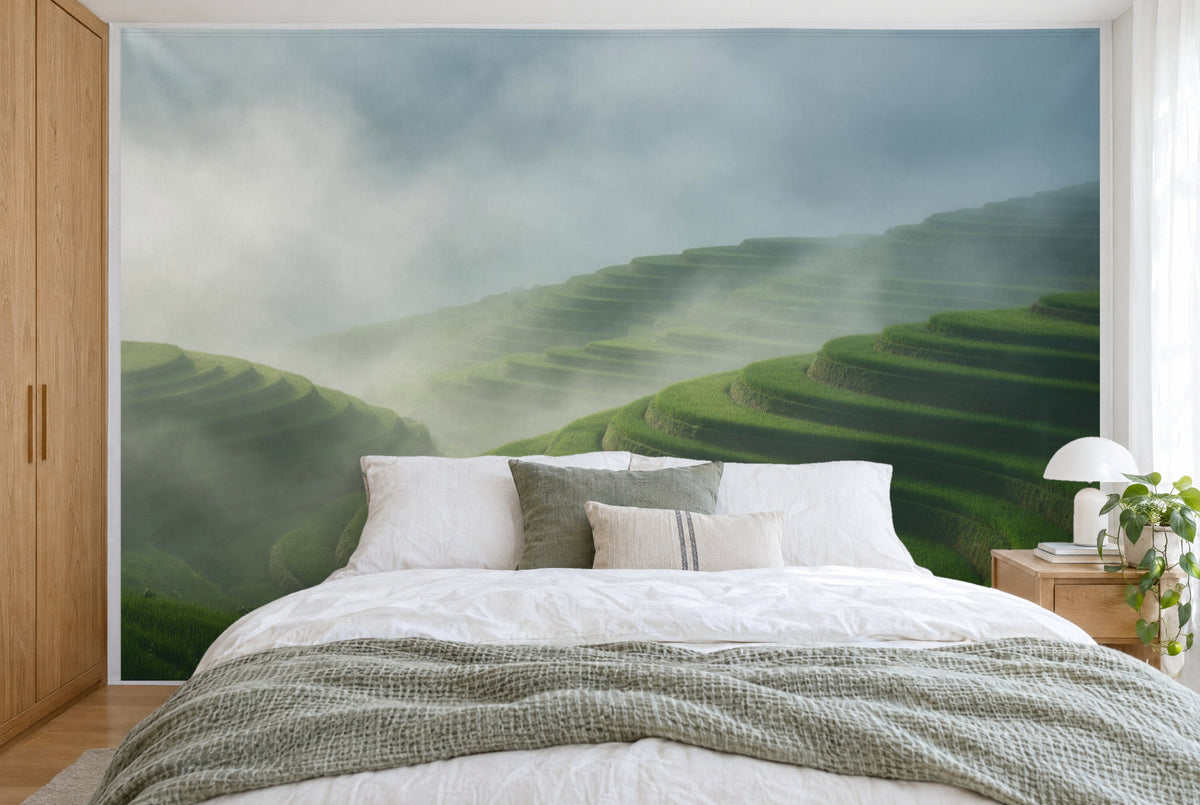 Tela impresa XXL: terrazas de arroz verdes a derecha e izquierda en niebla, cielo neblinoso arriba, pared entera tras la cama
