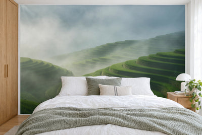 Tela impresa XXL: terrazas de arroz verdes a derecha e izquierda en niebla, cielo neblinoso arriba, pared entera tras la cama