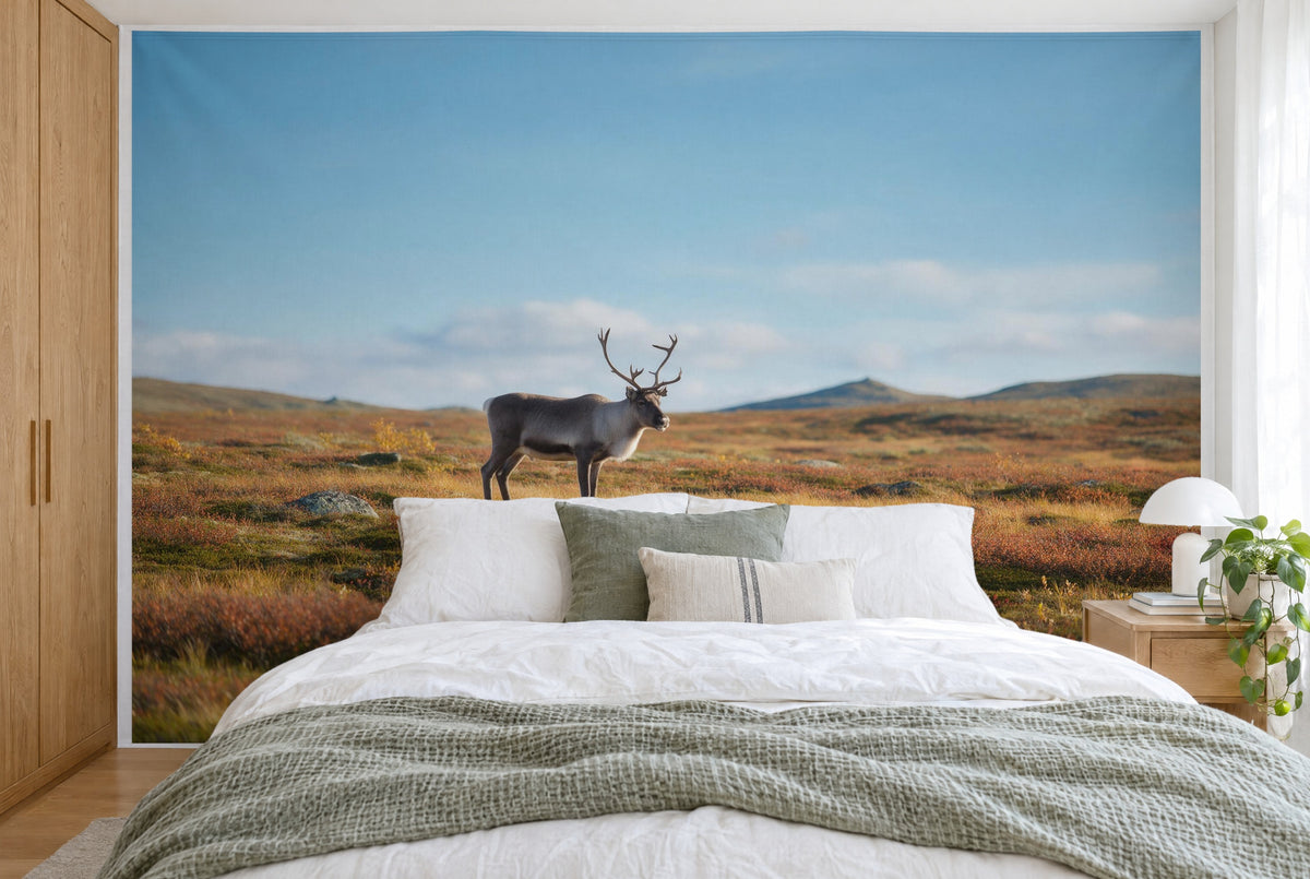 Bedruckter Stoff im XXL-Format: Rentier links der Mitte in rostroter Herbsttundra, wandfüllend hinter dem Bett