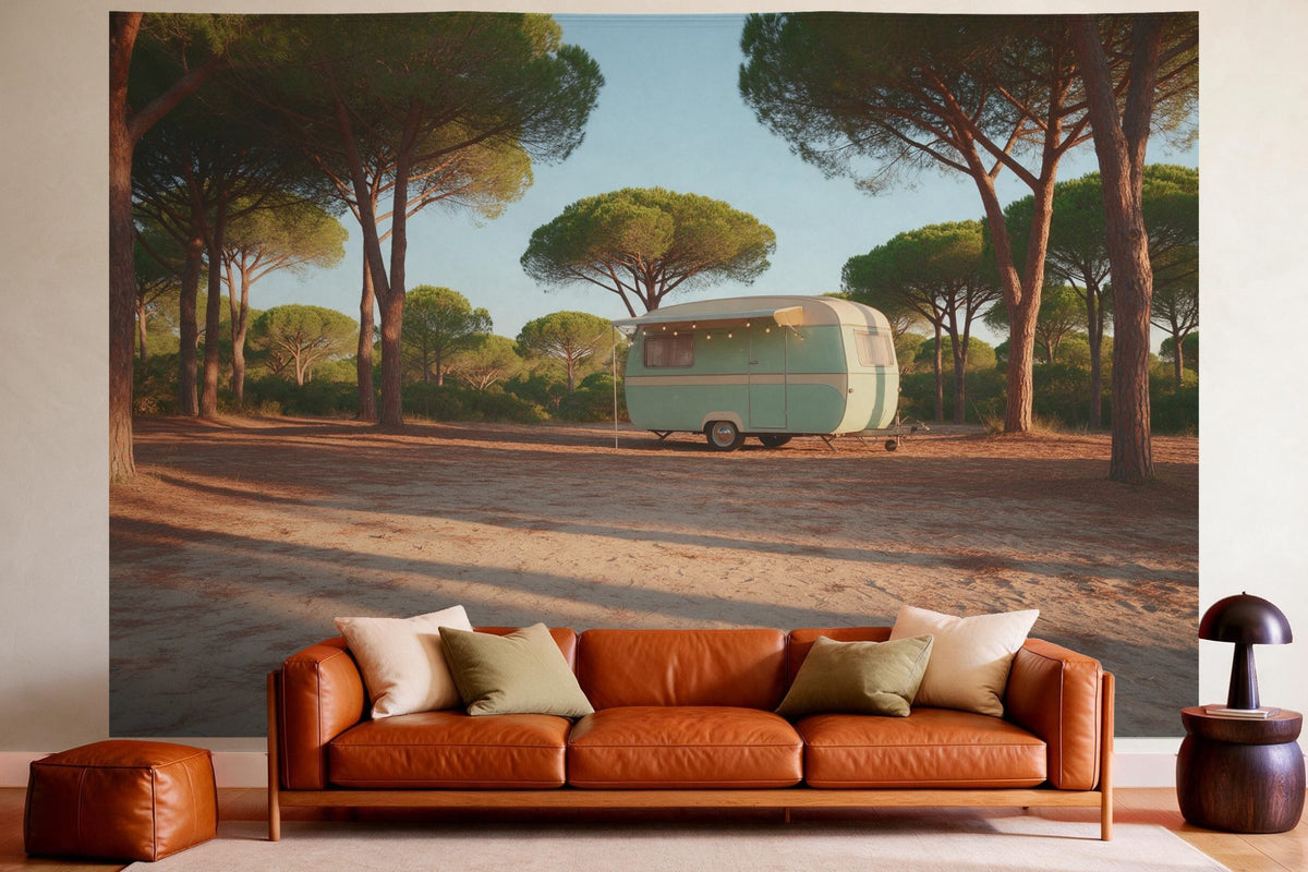 Wandtuch XXL Retro-Wohnwagen unter Pinien als Wanddeko im gemütlichen Wohnzimmer über dem Ledersofa