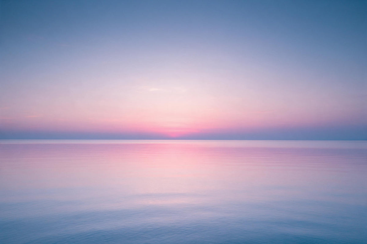 Cielo rosa sobre un mar liso como un espejo con una línea de horizonte nítida, tapiz impreso en tela – rosa y azul