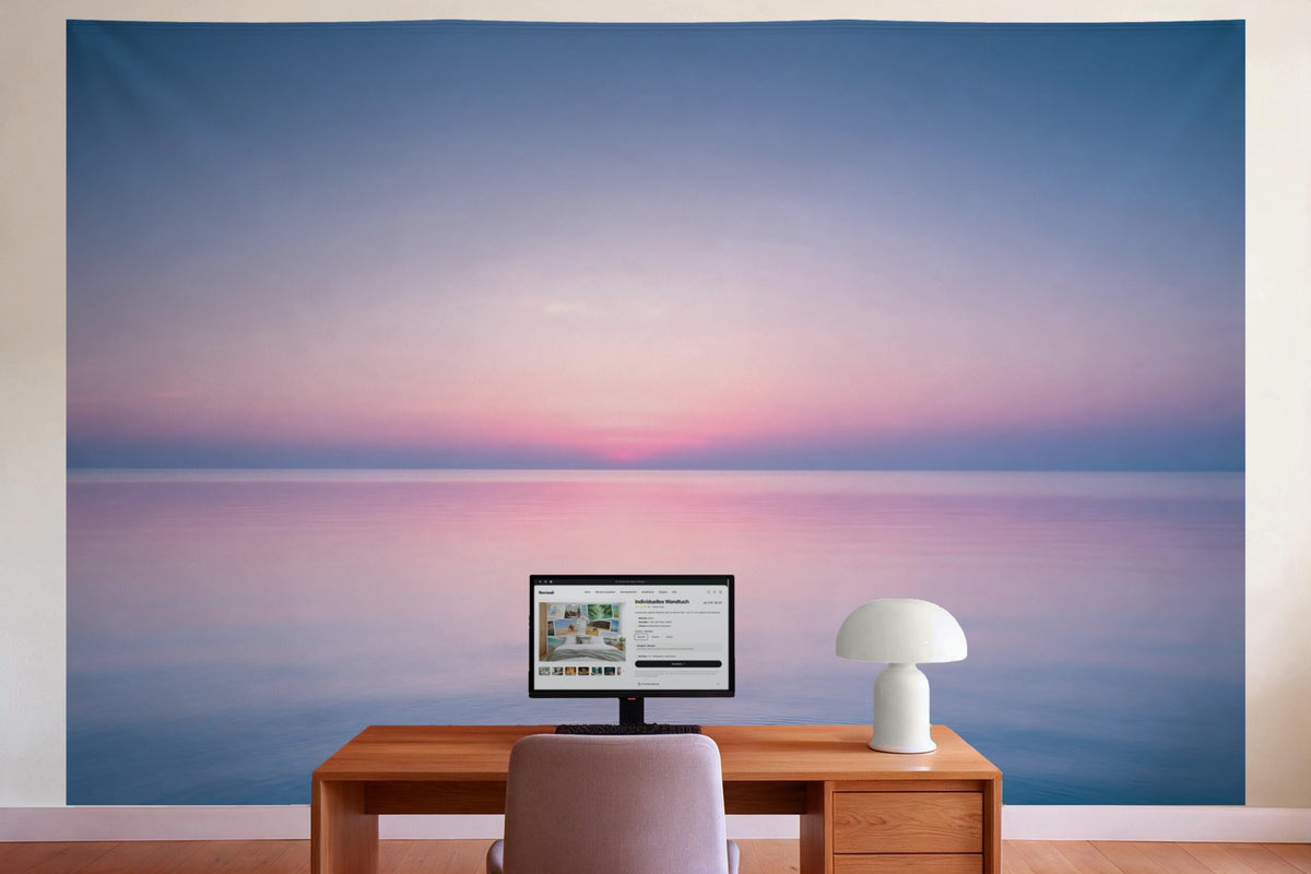 Déco murale dans le bureau derrière la table de travail : tenture murale Ciel rose sur une mer calme, imprimée sur tissu