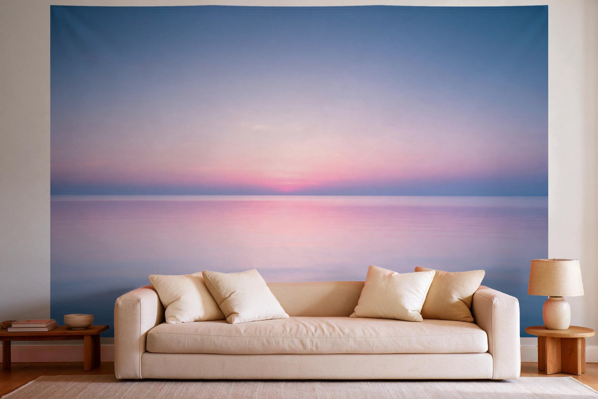 Tenture murale XXL Ciel rose sur une mer calme en déco murale dans un salon lumineux au-dessus du canapé