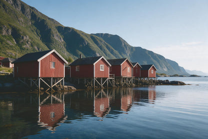 Cabanes en bois rouges sur pilotis au fjord avec reflet, tenture murale imprimée sur tissu – rouge et bleu