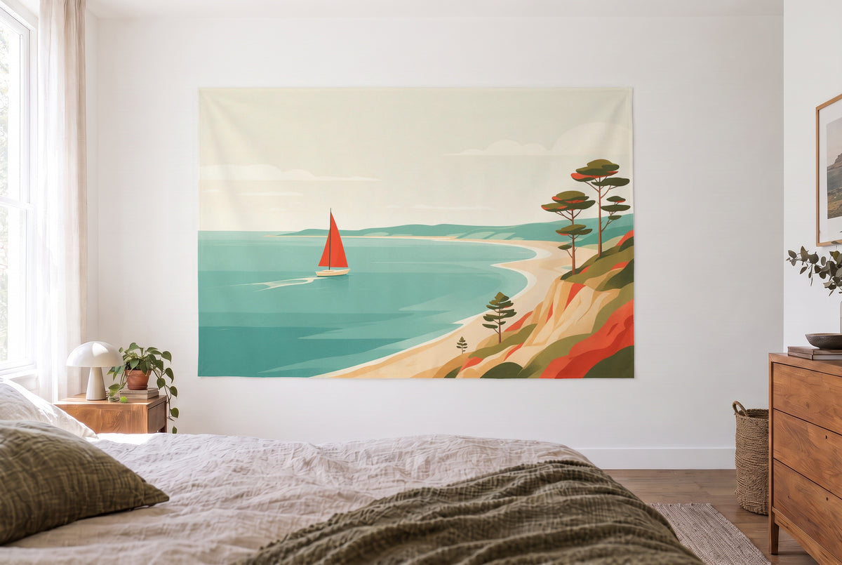 Wandtuch Rotes Segel in der Bucht im hellen Schlafzimmer gegenüber dem Bett, rechts eine Holzkommode – Rot, Blau und Beige