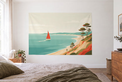 Wandtuch Rotes Segel in der Bucht im hellen Schlafzimmer gegenüber dem Bett, rechts eine Holzkommode – Rot, Blau und Beige
