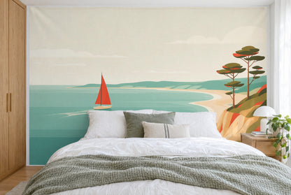 Bedruckter Stoff im XXL-Format: Segelboot links in der Bucht, rechts Klippe mit Kiefern, wandfüllend hinter dem Doppelbett