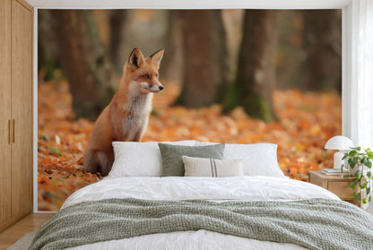 Bedruckter Stoff im XXL-Format: roter Fuchs links im Herbstlaub vor unscharfen Stämmen, wandfüllend hinter dem Bett