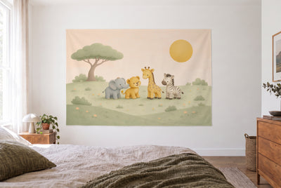 Tapiz bebés de safari de cuento en un dormitorio luminoso frente a la cama, cómoda de madera a la derecha – melocotón y verde