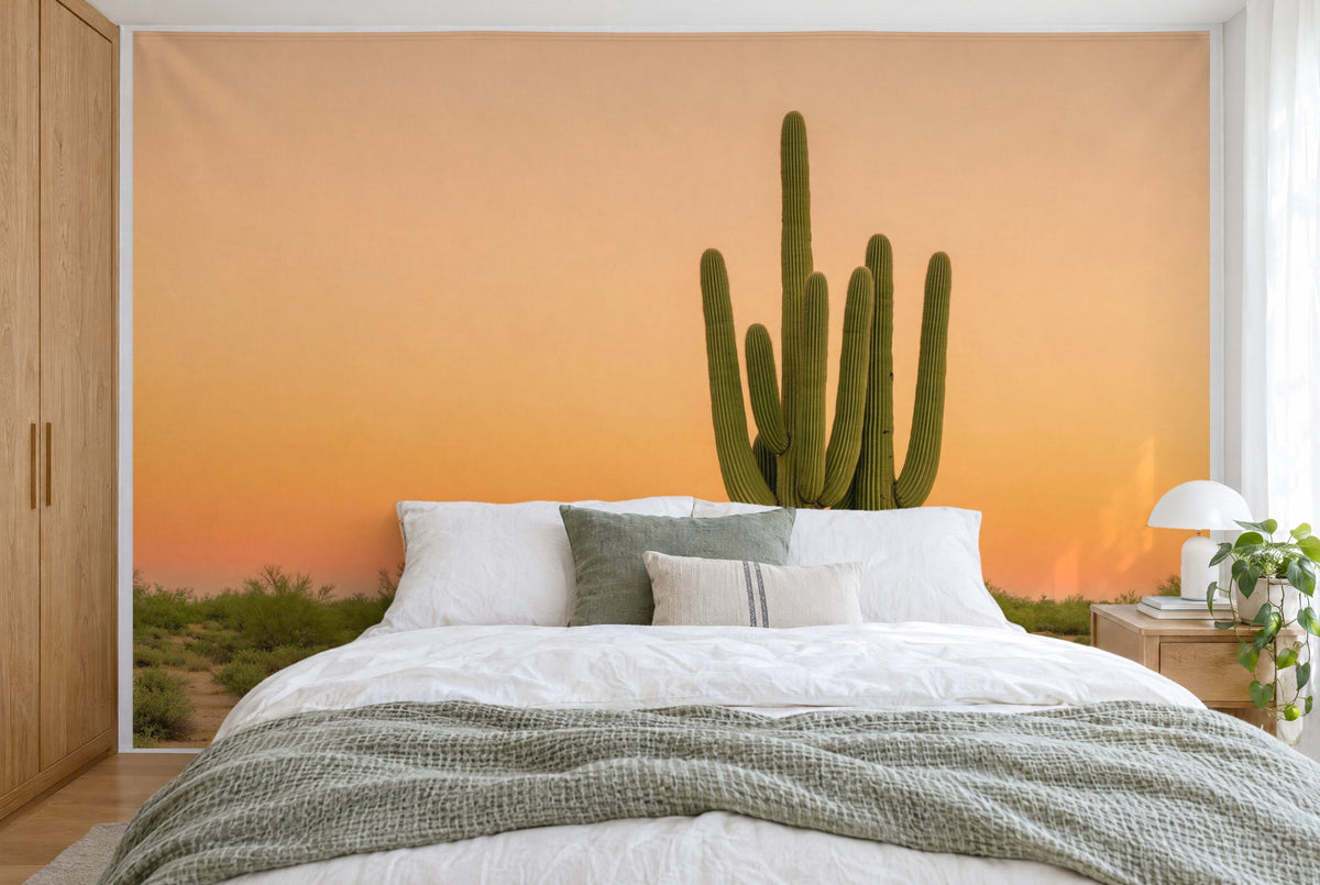 Tissu imprimé XXL : cactus saguaro à droite du centre devant un ciel orange, mur entier derrière le lit