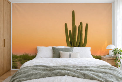 Tissu imprimé XXL : cactus saguaro à droite du centre devant un ciel orange, mur entier derrière le lit
