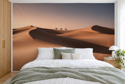Grande tenture murale Désert et dunes de sable à la lumière du soir dans la chambre, sur tout le mur derrière le lit – tapisserie en tissu