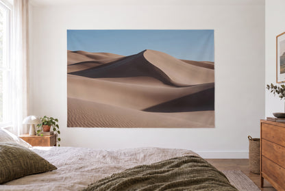 Wandtuch Sanddünen in der Wüste im hellen Schlafzimmer gegenüber dem Bett, rechts eine Holzkommode – Beige und Blau