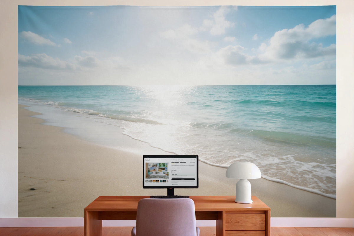 Déco murale dans le bureau derrière la table de travail : tenture murale Plage de sable avec mer turquoise, imprimée sur tissu