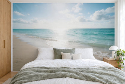 Tissu imprimé XXL : mer turquoise et plage de sable à gauche, blancs nuages, mur entier derrière le lit