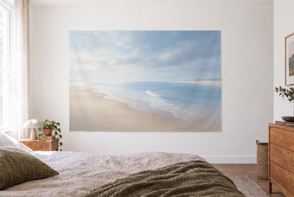 Wandtuch Sandstrand unter Wolkenhimmel im hellen Schlafzimmer gegenüber dem Bett, rechts eine Holzkommode – Beige Blau