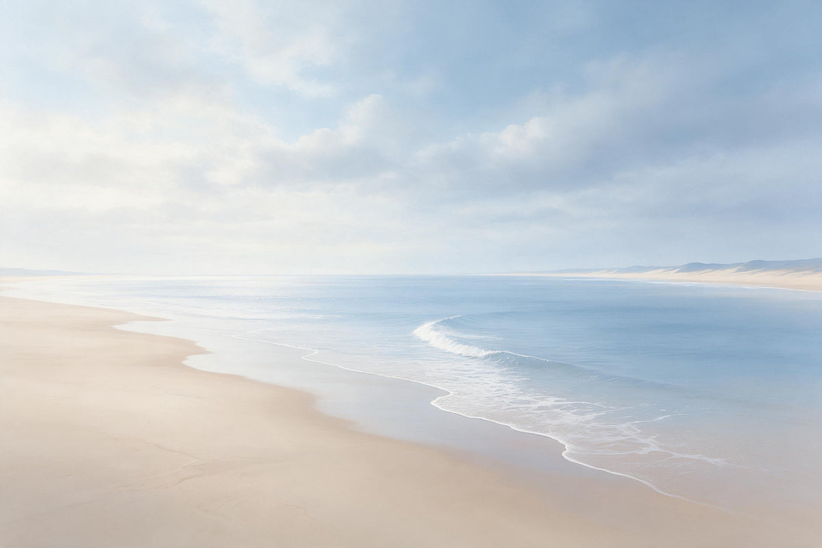 Sandstrand mit sanften Wellen unter weiss-grauem Wolkenhimmel, als Wandtuch, auf Stoff gedruckt – Beige und Blau