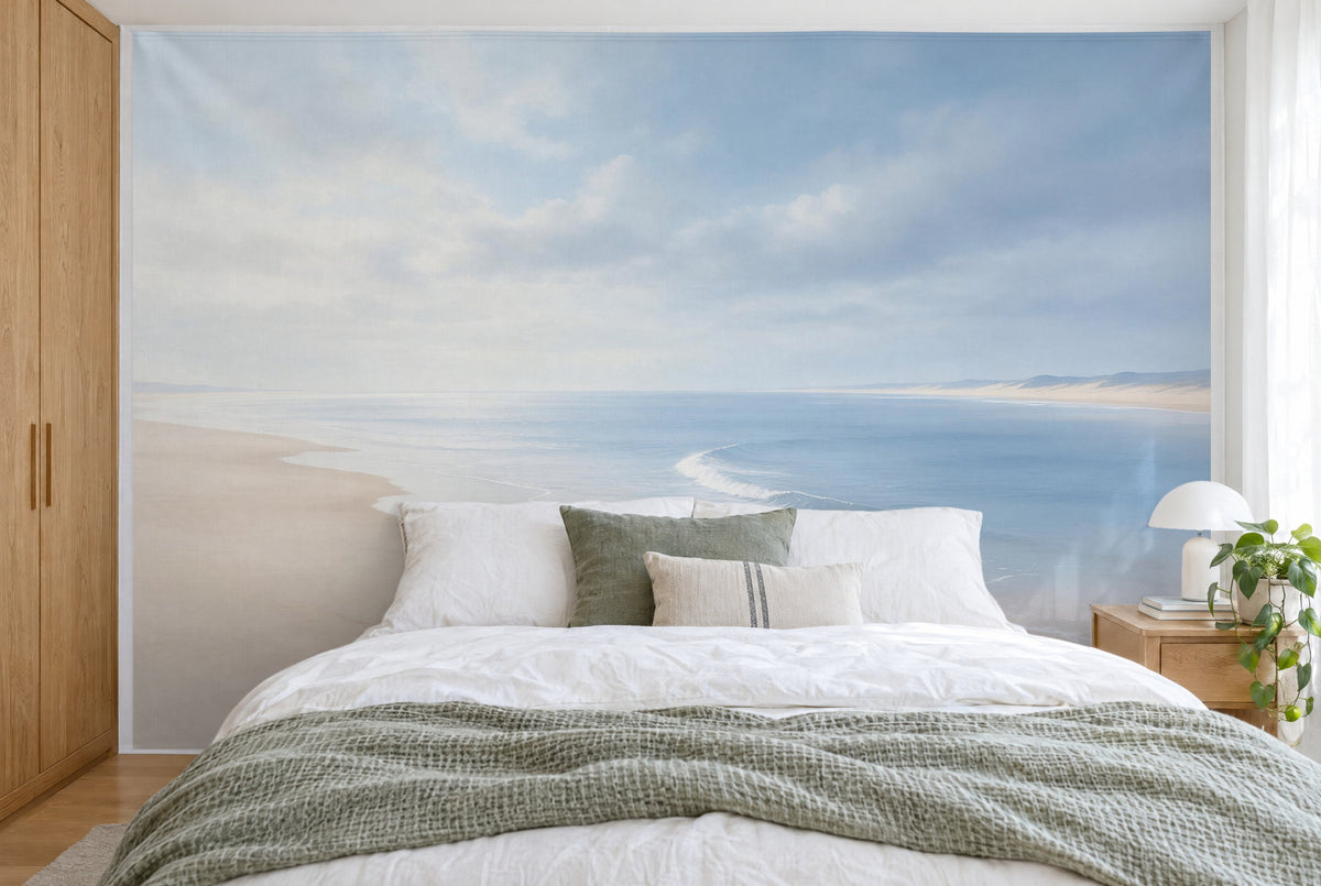 Bedruckter Stoff im XXL-Format: Sandstrand links, sanfte Wellen und Wolkenhimmel, wandfüllend hinter dem Bett