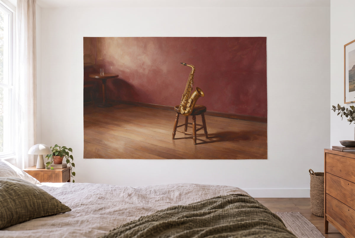 Wandtuch Saxophon im Jazzclub im hellen Schlafzimmer gegenüber dem Bett, rechts eine Holzkommode – Gold und Weinrot