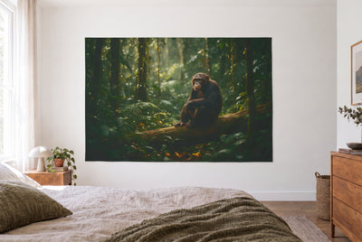 Wandtuch Schimpanse auf dem Baumstamm im hellen Schlafzimmer gegenüber dem Bett, rechts eine Holzkommode – Grün und Braun