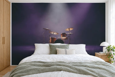 Tissu imprimé XXL : batterie au centre sous le cône de lumière, fumée violette, mur entier derrière le lit