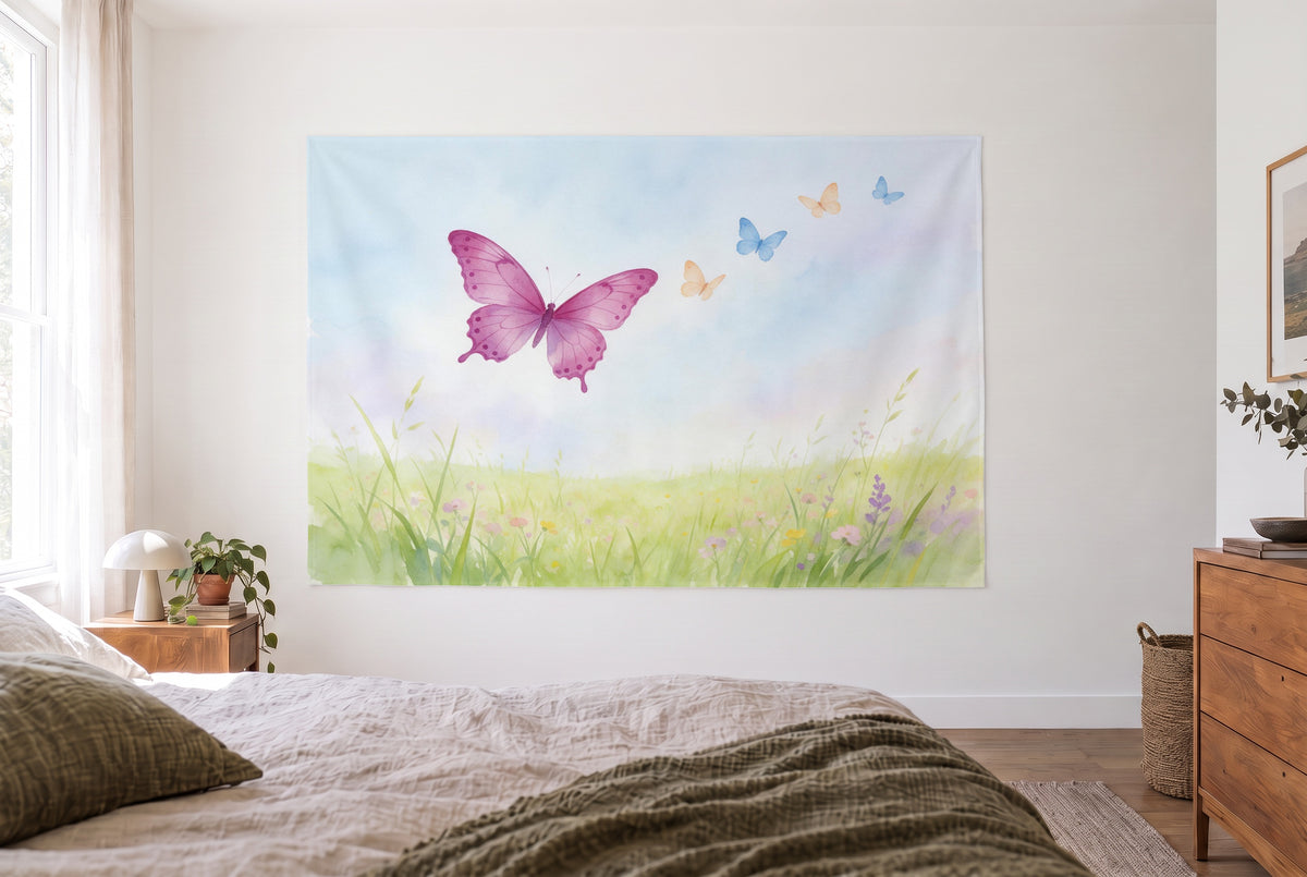 Wandtuch Schmetterlinge als Aquarell im hellen Schlafzimmer gegenüber dem Bett, rechts eine Holzkommode – Rosa und Grün
