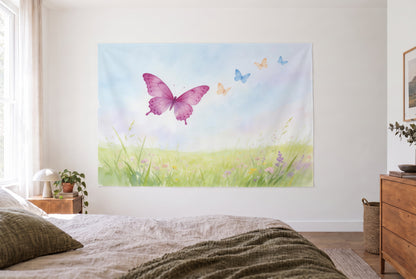Wandtuch Schmetterlinge als Aquarell im hellen Schlafzimmer gegenüber dem Bett, rechts eine Holzkommode – Rosa und Grün