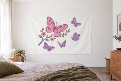 Wandtuch Schmetterlinge im Holzschnitt im hellen Schlafzimmer gegenüber dem Bett, rechts eine Holzkommode – Rosa und Violett