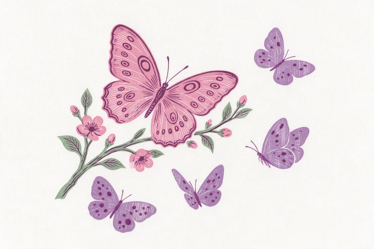 Schmetterlinge im Holzschnitt: pinker Falter links auf Blütenzweig, dazu violette Falter, als Wandtuch, auf Stoff gedruckt