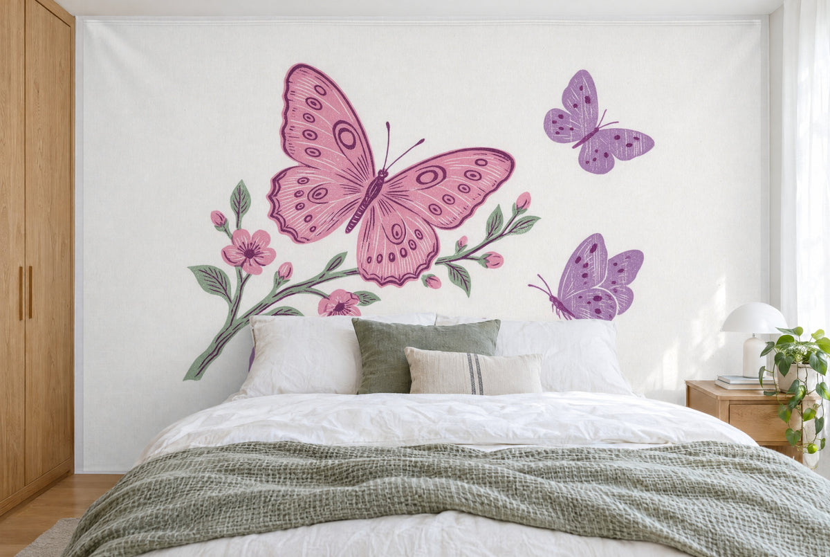 Bedruckter Stoff im XXL-Format: pinker Schmetterling links am Blütenzweig, ringsum violette Falter, wandfüllend hinterm Bett