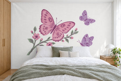 Bedruckter Stoff im XXL-Format: pinker Schmetterling links am Blütenzweig, ringsum violette Falter, wandfüllend hinterm Bett