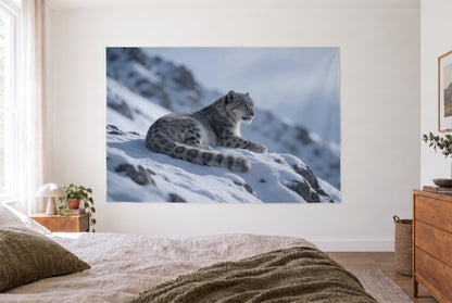 Tenture Léopard des neiges sur un rocher dans une chambre claire face au lit, une commode à droite – gris