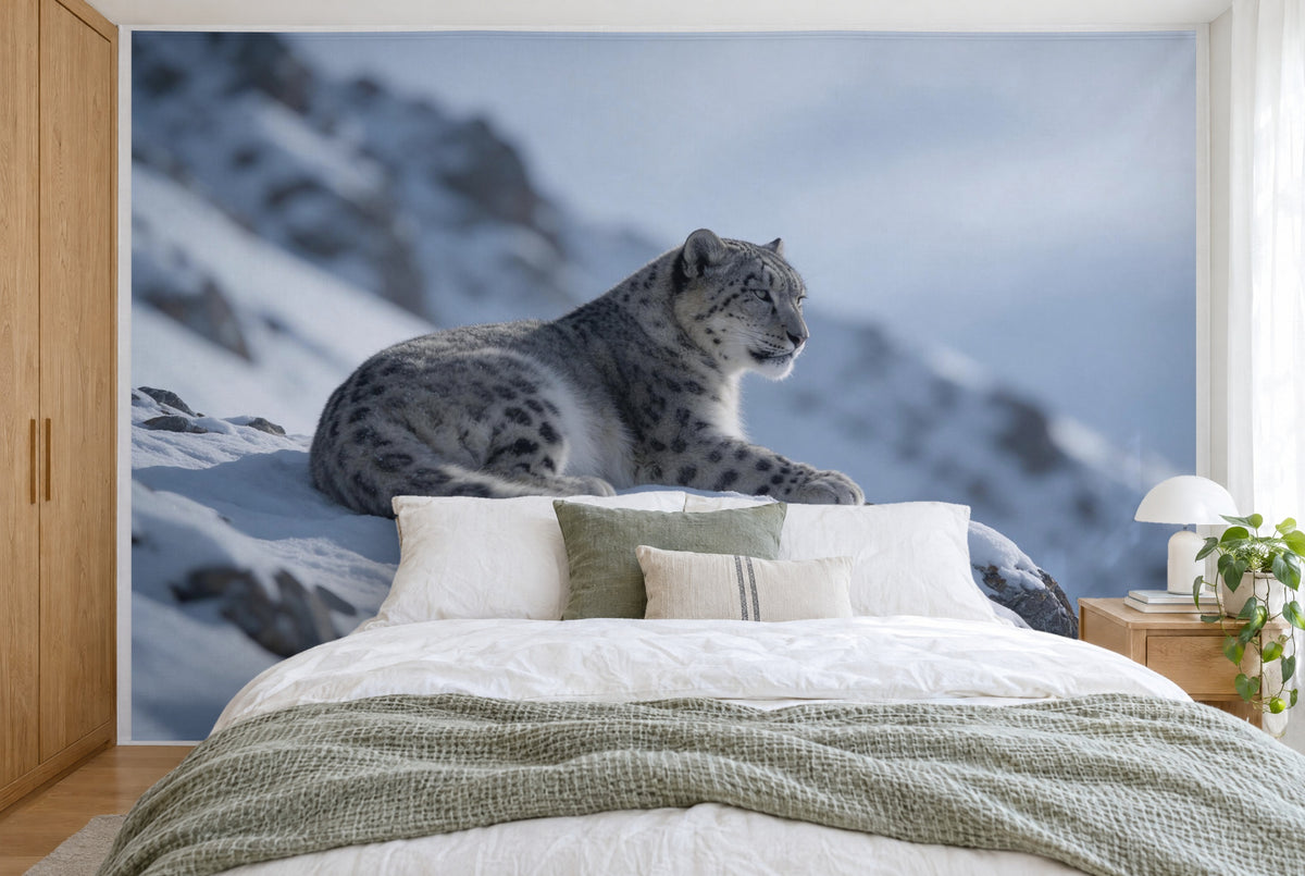 Tela impresa XXL: leopardo de las nieves a la izquierda en una roca nevada bajo cielo azul hielo, toda la pared tras la cama