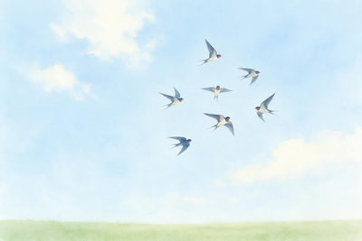 Hirondelles en vol au-dessus d'une prairie claire et d'un ciel nuageux doux, tenture murale imprimée sur tissu – bleu et vert