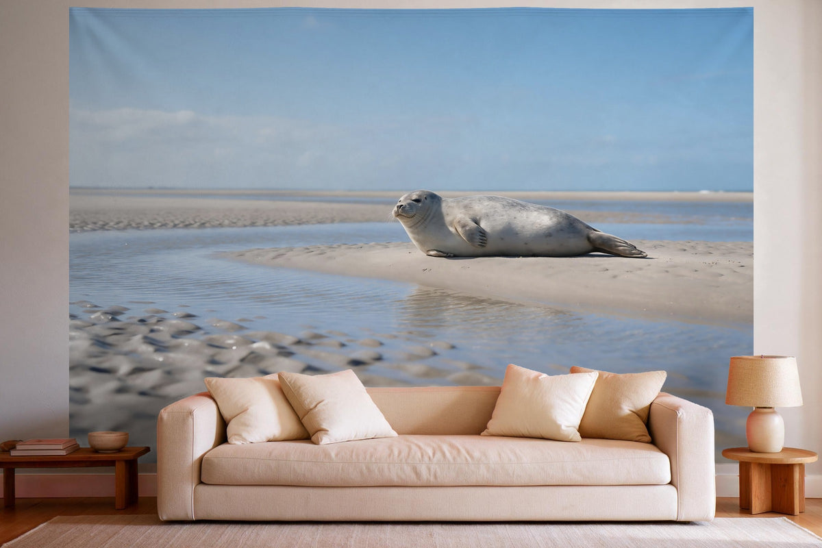 Wandtuch XXL Seehund auf der Sandbank als Wanddeko im hellen Wohnzimmer über dem Sofa