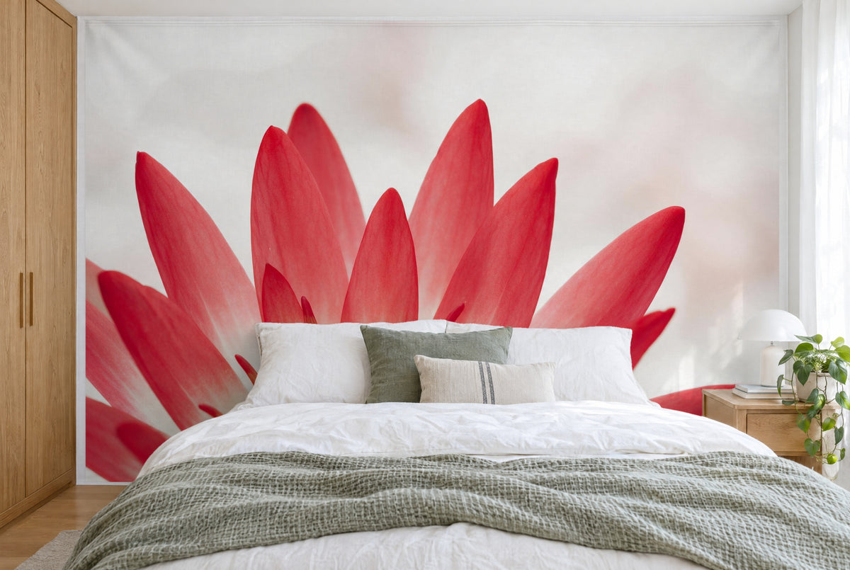 Bedruckter Stoff im XXL-Format: rote Seerosenblüte, Blütenblätter fächernd vor hellem Grund, wandfüllend hinter dem Bett